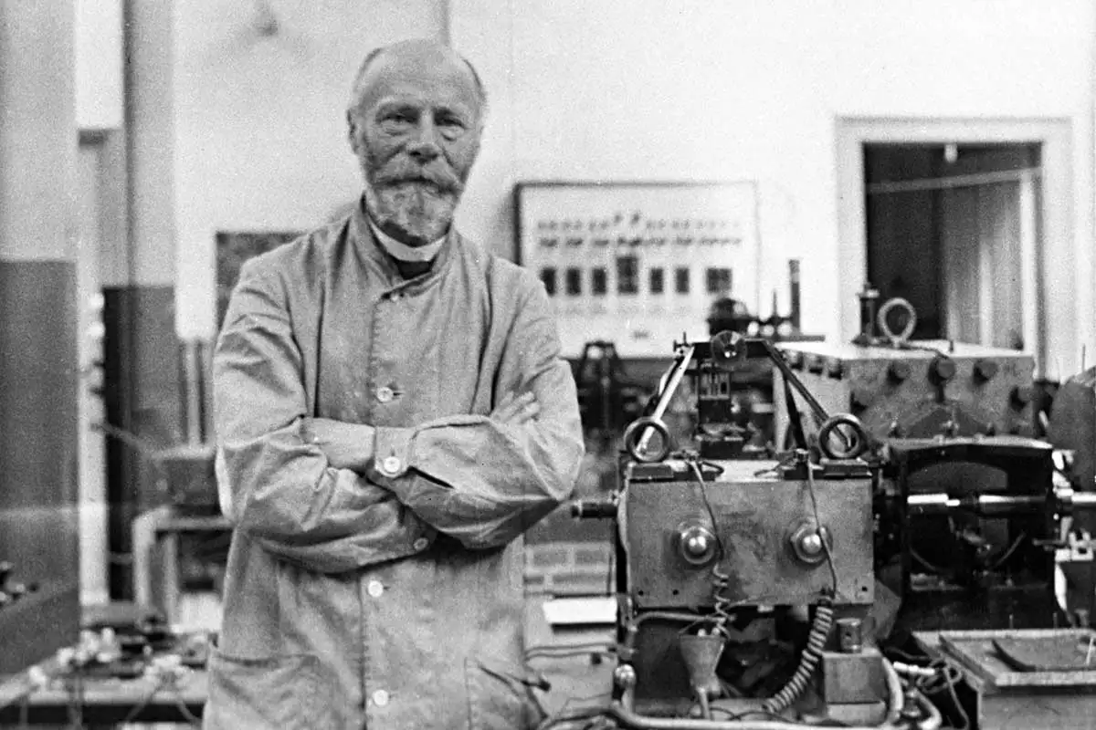 Willem Einthoven, seorang ilmuan kesehatan kelahiran Semarang, 21 Mei 1860, yang berjasa dalam penemuan alat elektrokardiogram.